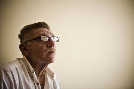 Saravia se sobresalta al escuchar la grabaci&oacute;n del disparo que termin&oacute; con la vida de monse&ntilde;or Romero. Foto: Edu Ponces.